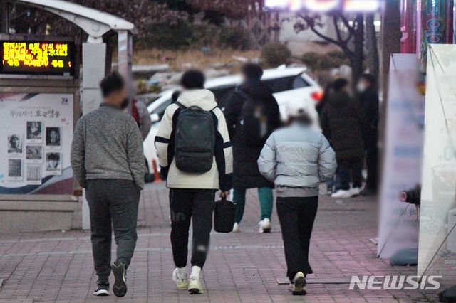 [대구=뉴시스]이지연 기자 = 2021년도 대학수학능력시험이 일제히 치러지는 3일 오전 대구 동구 신천동의 청구고등학교 앞에서 수험생과 부모가 대화를 나누며 교문을 향하고 있다. 2020.12.03. ljy@newsis.com&nbsp; 