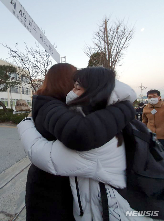 [춘천=뉴시스]김유나 기자 = 2021학년도 대학수학능력시험일인 3일 오전 강원도교육청 제49지구 제6시험장인 봉의고등학교 정문에서 한 교사가 수능 고득점을 기원하며 안아주고 있다. 2020.12.03. una@newsis.com 