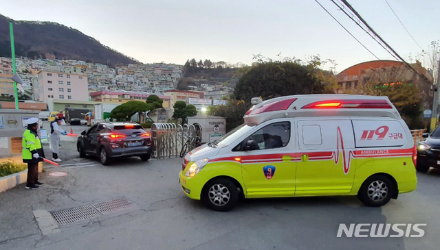 [부산=뉴시스] 부산소방재난본부는 대학수학능력시험일인 3일 119구급차 12대를 동원해 부산 내 자가격리 수험생 12명을 별도시험장으로 이송했다고 밝혔다. (사진=부산경찰청 제공) 2020.12.03. photo@newsis.com