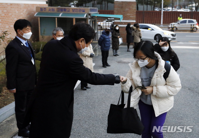 [청주=뉴시스] 인진연 기자 = 2021학년도 대학수학능력시험일인 3일 오전, 김병우 충북도교육감이 56지구 10시험장인 충북 청주 서원고등학교로 들어서는 수험생과 주먹인사하고 있다. 2020.12.03&nbsp; inphoto@newsis.com 