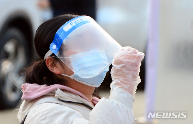 [청주=뉴시스] 인진연 기자 = 2021학년도 대학수학능력시험일인 3일 오전, 56지구 10시험장인 충북 청주 서원고등학교로 들어선 한 수험생들이 비닐장갑과 안면마스크를 하고 시험장 위치를 확인하고 있다. 2020.12.03&nbsp; inphoto@newsis.com 