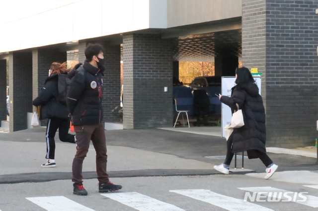 [파주=뉴시스]이호진 기자 = 2021학년도 대학수학능력시험일인 3일 입실마감시간을 앞두고 경기도교육청 제48지구 제2시험장인 파주 금촌고등학교로 수험생들이 뛰어 들어가고 있다. 2020.12.03. asake@newsis.com