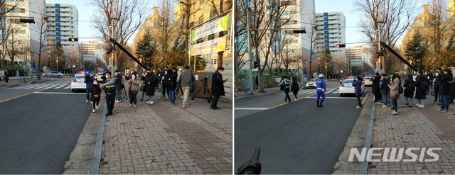 [서울=뉴시스]최현호 기자 = 수능일인 3일 오전 8시2분께 서울 영등포구 여의도고 앞에선 한 경찰차가 여학생을 태우고 도착해 내리는 모습이 포착됐다. 경찰은 여학생을 잘못 내려줬다는 사실을 알고 곧바로 여자 수험생들이 시험을 치르는 인근 여의도여자고등학교로 학생을 급히 안내했다. 2020.12.3&nbsp; photo@newsis.com 