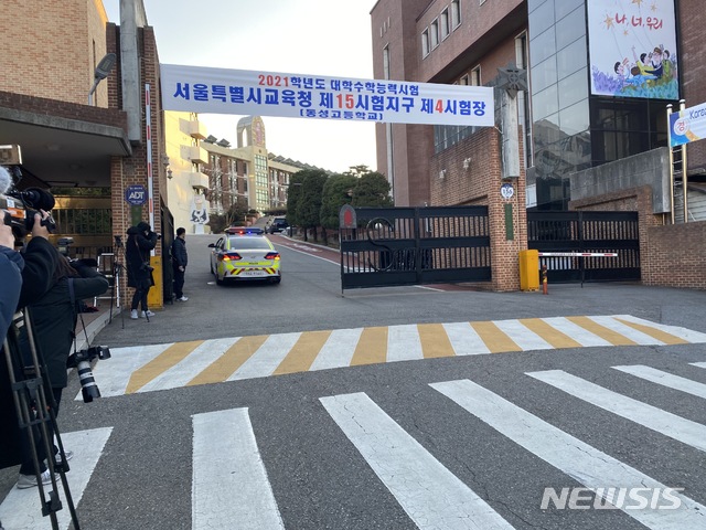 [서울=뉴시스]이기상 기자 = 3일 서울 종로구 동성고 앞에선 입실 마감 시간을 넘긴 오전 8시20분께 한 학생이 경찰차를 타고 교문 안에 들어가 내렸다. 이 학생은 경찰관에게 인사를 한 뒤 급히 고사장으로 뛰어들어갔다. 2020.12.3&nbsp; photo@newsis.com