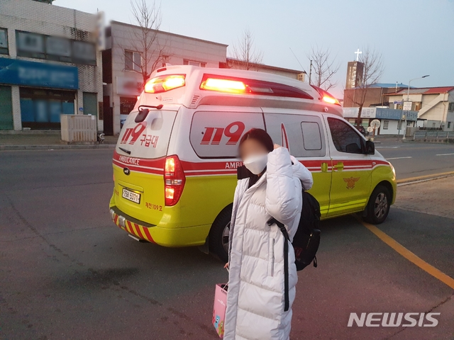 [제천=뉴시스] 조성현 기자 = 충북소방본부는 3일 자가격리자인 수능 수험생의 이송을 지원했다. (사진=충북소방본부 제공) 2020.12.03.photo@newsis.com