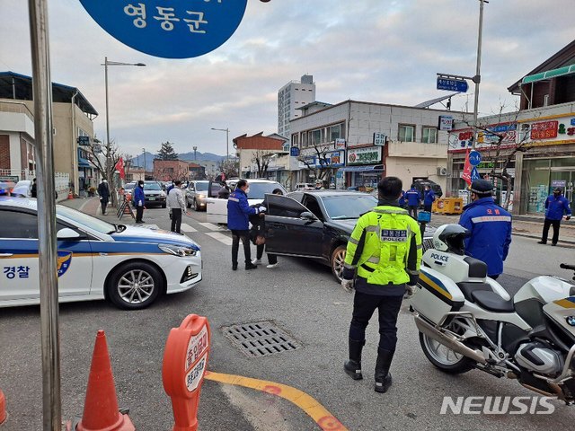 [청주=뉴시스] 조성현 기자 = 수능날인 3일 충북에서 지각 위기에 놓인 수험생들이 경찰의 도움으로 무사히 시험장에 도착하고 있다. (사진=충북지방경찰청 제공) 2020.12.03.photo@newsis.com