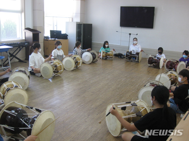 [안동=뉴시스] 포항 양포초등학교의 사물놀이반. (사진=경북교육청 제공) 2020.12.03