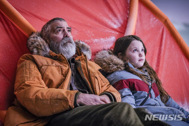 [서울=뉴시스]넷플릭스 영화 '미드나이트 스카이' 스틸. (사진=넷플릭스 제공) 2020.12.10. photo@newsis.com