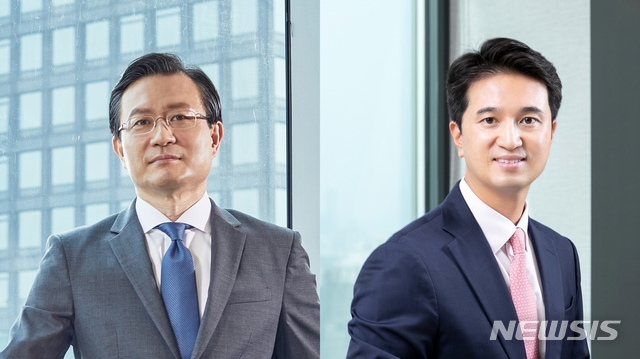 [서울=뉴시스]왼쪽부터 유정준 SK E&S 대표이사 부회장, 추형욱 SK E&S 대표이사 사장. 2020.12.03 (사진 = SK E&S 제공) photo@newsis.com