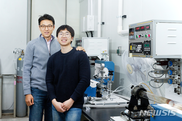 [울산=뉴시스] 구미현 기자 = UNIST는 박혜성(신소재공학과)교수팀은 양창덕(에너지화학공학과)교수팀과 공동으로 페로브스카이트 태양전지가 '태양광을 전기로 바꾸는 효율'과 안정성을 모두 높일 수 있는 첨가제를 개발했다. 사진은 박혜성 교수와 구동환 연구원(왼쪽부터) 2020.12.03photo@newsis.com