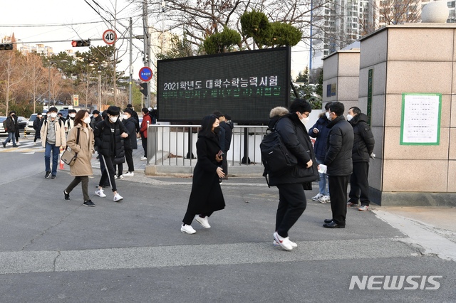 [안동=뉴시스] 3일 이른 아침 2021학년도 수능시험장인 포항고등학교로 수험생들이 들어가고 있다. (사진=경북교육청 제공) 2020.12.03