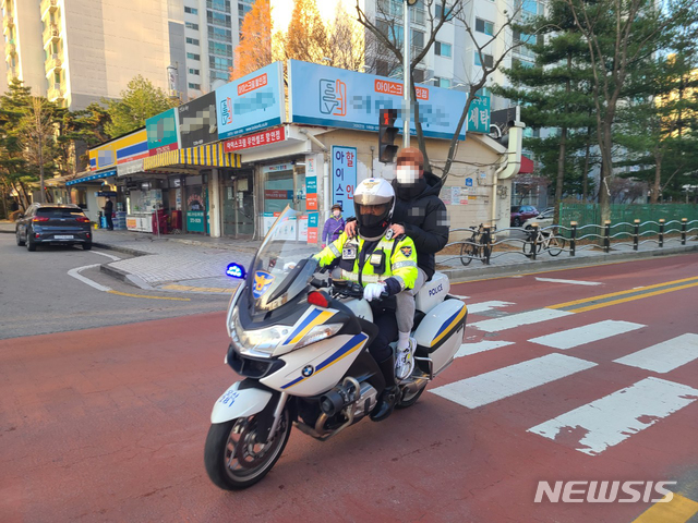 [수원=뉴시스] 지난해 12월3일 경찰이 한 수험생을 수능 시험장으로 수송하고 있다. (사진=경기남부지방경찰청 제공) 2021.11.18. photo@newsis.com 