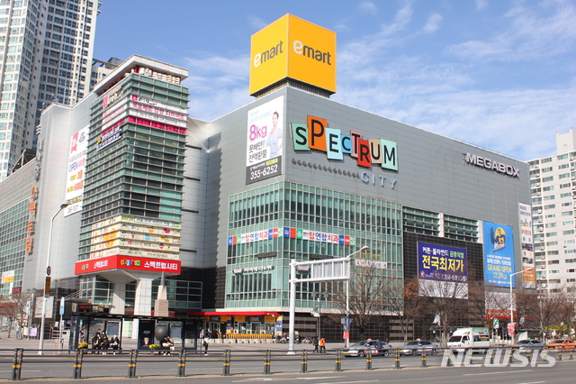 [대구=뉴시스]김정화 기자 = 이마트 칠성점이 19년 만에 새 옷을 입고 대구지역 소비자들에게 첫선을 보인다. (사진 = 이마트 제공) 2020.12.03. photo@newsis.com