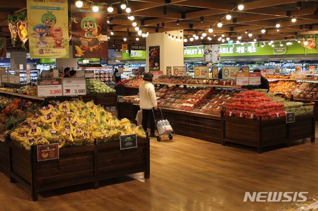 [대구=뉴시스]김정화 기자 = 이마트 칠성점이 19년 만에 새 옷을 입고 대구지역 소비자들에게 첫선을 보인다. 사진은 지하 1층 농산매장 전경. (사진 = 이마트 제공) 2020.12.03. photo@newsis.com