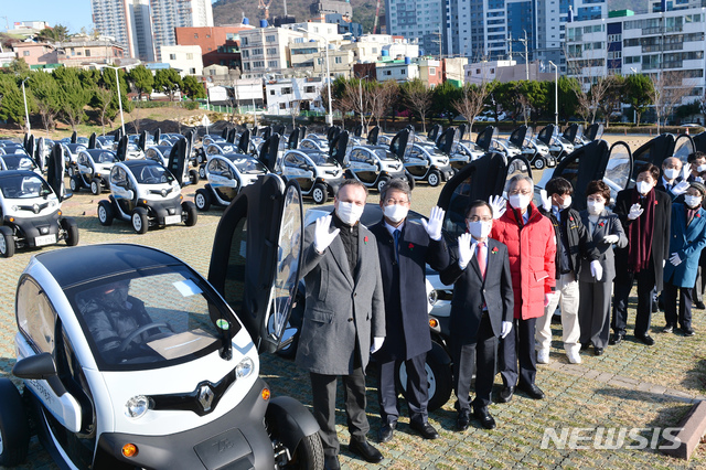  [부산=뉴시스] 허상천 기자 = 르노삼성자동차(대표 도미닉 시뇨라)는 3일 친환경 전기자동차 110대를 부산지역 사회복지기관 67곳에 기증했다. 2020.12.03. (사진 = 부산시 제공) photo@newsis.com