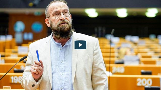 [서울=뉴시스]지난달 27일 벨기에 브뤼셀에서 신종 코로나바이러스 감염증(코로나19) 규제 조치를 위반한 채 열린 섹스파티에 참가한 사실을 시인한 헝가리의 요제프 자예르 의원. <사진출처 : 유로뉴스 동영상 캡처> 2020.12.3