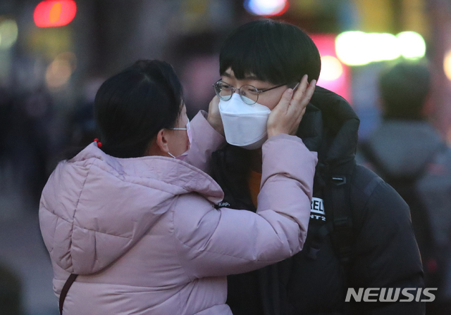 [서울=뉴시스]배훈식 기자 = 2021학년도 대학수학능력시험일인 3일 오전 서울 종로구 동성고등학교 시험장 앞에서 한 학부모가 시험장으로 들어가는 자녀를 격려하고 있다. 2020.12.03. dahora83@newsis.com