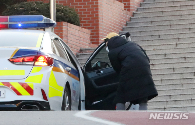 [서울=뉴시스]배훈식 기자 = 2021학년도 대학수학능력시험일인 3일 오전 서울 종로구 동성고등학교 시험장에서 입실시간에 늦은 한 수험생이 경찰차를 타고 도착해 달려가고 있다. 2020.12.03. dahora83@newsis.com