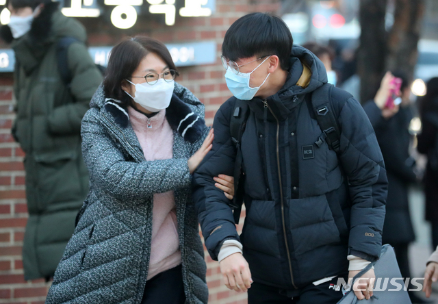 [서울=뉴시스]배훈식 기자 = 2021학년도 대학수학능력시험일인 3일 오전 서울 종로구 동성고등학교 시험장 앞에서 한 학부모가 시험장으로 들어가는 자녀를 격려하고 있다. 2020.12.03. dahora83@newsis.com