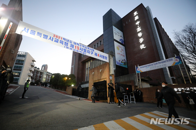 [서울=뉴시스]배훈식 기자 = 2021학년도 대학수학능력시험일인 3일 오전 서울 종로구 동성고등학교 시험장 앞이 신종 코로나바이러스 감염증(코로나19) 여파로 예년처럼 응원단의 떠들썩한 분위기 없이 한산한 모습을 보이고 있다. 2020.12.03. dahora83@newsis.com