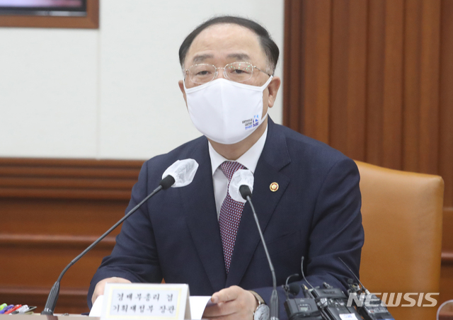 [서울=뉴시스]김명원 기자 = 홍남기 경제부총리 겸 기획재정부 장관이 3일 오전 서울 종로구 정부서울청사에서 열린 제5차 혁신성장전략회의에 참석해 발언하고 있다. 2020.12.03. kmx1105@newsis.com