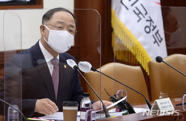 [서울=뉴시스]김명원 기자 = 홍남기 경제부총리 겸 기획재정부 장관이 3일 오전 서울 종로구 정부서울청사에서 열린 제5차 혁신성장전략회의에 참석해 발언하고 있다. 2020.12.03. kmx1105@newsis.com