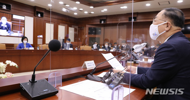 [서울=뉴시스]김명원 기자 = 홍남기 경제부총리 겸 기획재정부 장관이 3일 오전 서울 종로구 정부서울청사에서 열린 제5차 혁신성장전략회의에 참석해 발언하고 있다. 2020.12.03. kmx1105@newsis.com