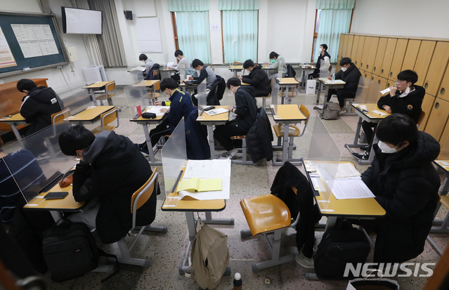 [서울=뉴시스]배훈식 기자 = 2021학년도 대학수학능력시험일인 3일 오전 서울 종로구 동성고등학교 시험장에서 입실을 마친 수험생들이 시험 시작을 기다리고 있다. 2020.12.03. dahora83@newsis.com