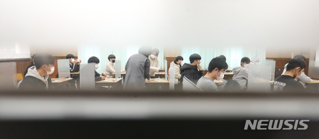 [제주=뉴시스]우장호 기자 = 2021학년도 대학수학능력시험일인 3일 제주특별자치도교육청 95지구 2시험장인 제주제일고등학교 고사장에서 수능감독관이 수험생들에게 시험 주의사항을 설명하고 있다. 2020.12.03. woo1223@newsis.com