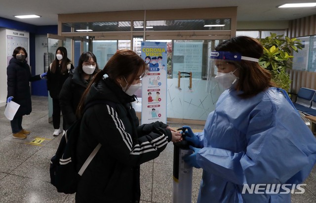 [서울=뉴시스]사진공동취재단 = 2021학년도 대학수학능력시험이 실시된 3일 서울 영등포구 여의도여자고등학교에서 수험생들이 시험장에 입실 전 발열 검사와 손소독을 하고 있다. 2020.12.03. photo@newsis.com