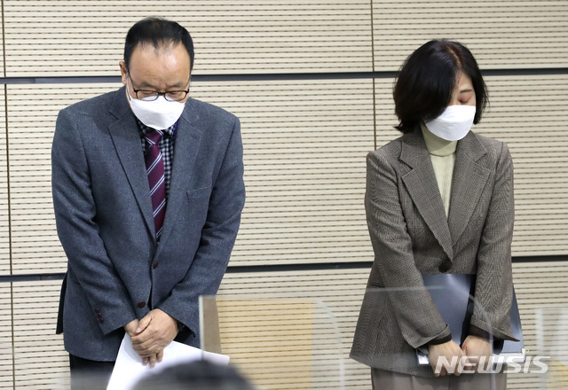 [세종=뉴시스]강종민 기자 = 민찬홍 2021학년도 대학수학능력시험 출제위원장과 정인실 검토위원장(오른쪽)이 3일 오전 정부세종청사에서 열린 수능 브리핑에 앞서 인사하고 있다. 2020.12.03. ppkjm@newsis.com