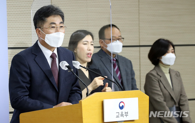 [세종=뉴시스]강종민 기자 = 성기선 한국교육과정평가원장(왼쪽)과 민찬홍 출제위원장, 정인실 검토위원장(오른쪽)이 3일 오전 정부세종청사에서 2021학년도 대학수학능력시험 출제 원칙과 경향, 난이도 등을 밝히고 있다.  2020.12.03. ppkjm@newsis.com