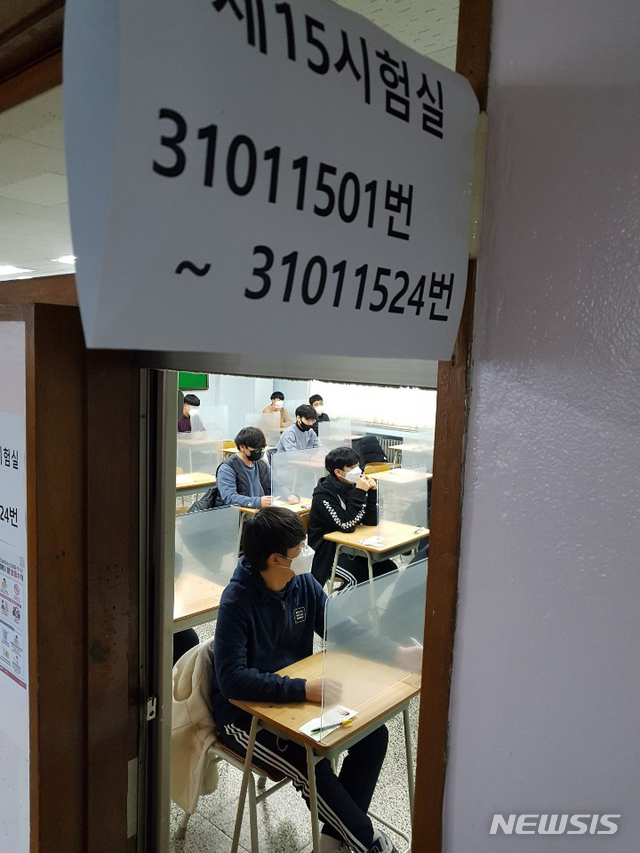 [성남=뉴시스] 경기사진공동취재단 = 2021학년도 대학수학능력시험이 치러진 3일 오전 경기도 성남시 중원구 성남고등학교에서 수험생들이 마지막 점검을 하고 있다. 2020.12.03. photo@newsis.com