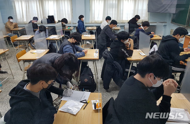 [성남=뉴시스] 경기사진공동취재단 = 2021학년도 대학수학능력시험이 치러진 3일 오전 경기도 성남시 중원구 성남고등학교에서 수험생들이 마지막 점검을 하고 있다. 2020.12.03. photo@newsis.com