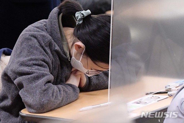 [서울=뉴시스]사진공동취재단 = 2021년도 대학수학능력시험일인 3일 오전 서울 중구 이화여자외국어고등학교에서 시험실에 입실한 수험생이 고개를 숙이고 기도하고 있다. 2020.12.03. photo@newsis.com