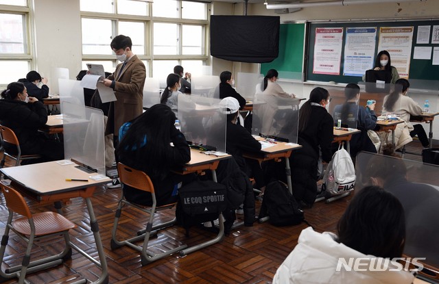 [부산=뉴시스] 하경민 기자 = 대학수학능력시험일인 3일 오전 부산 동구 경남여고의 한 시험장에서 감독관들이 수험생 신원을 확인하고 있다. 부산지역 응시자는 총 2만7529명(코로나19 확진자 2명, 자가격리자 49명)이며, 이들은 일반시험장 62개교(1160실)와 자가격리자 별도시험장 2개교(22실), 확진자 병원시험장 1곳(2실) 등에서 시험에 응시한다. 2020.12.03. yulnetphoto@newsis.com