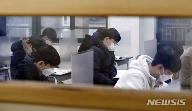 [서울=뉴시스]사진공동취재단 = 2021학년도 대학수학능력시험이 치러진 3일 오전 서울 종로구 경복고등학교 고사장에서 수험생들이 시험을 준비하고 있다. 2020.12.03. photo@newsis.com