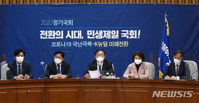 [서울=뉴시스] 최동준 기자 = 더불어민주당 김태년 원내대표가 3일 서울 여의도 국회에서 열린 정책조정회의에서 발언하고 있다. (공동취재사진) 2020.12.03. photo@newsis.com