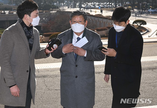 [과천=뉴시스]박미소 기자 = 이용구 신임 법무부 차관이 3일 오전 경기도 과천 법무부 청사로 출근하고 있다. 2020.12.03. (공동취재사진) photo@newsis.com