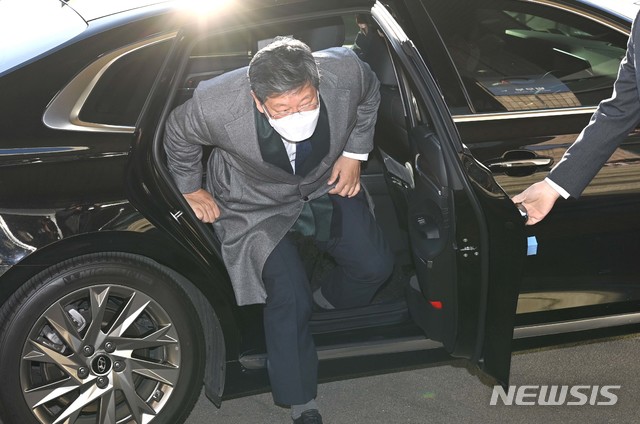 [과천=뉴시스]박미소 기자 = 이용구 신임 법무부 차관이 3일 오전 경기도 과천 법무부 청사로 출근하고 있다. 2020.12.03. (공동취재사진) photo@newsis.com