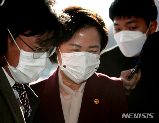 [과천=뉴시스] 박미소 기자 = 추미애 법무부 장관이 3일 오전 경기도 정부과천 법무부 청사로 출근하고 있다. 2020.12.03. misocamera@newsis.com