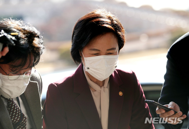 [과천=뉴시스] 박미소 기자 = 추미애 법무부 장관이 3일 오전 경기도 정부과천 법무부 청사로 출근하고 있다. 2020.12.03. misocamera@newsis.com