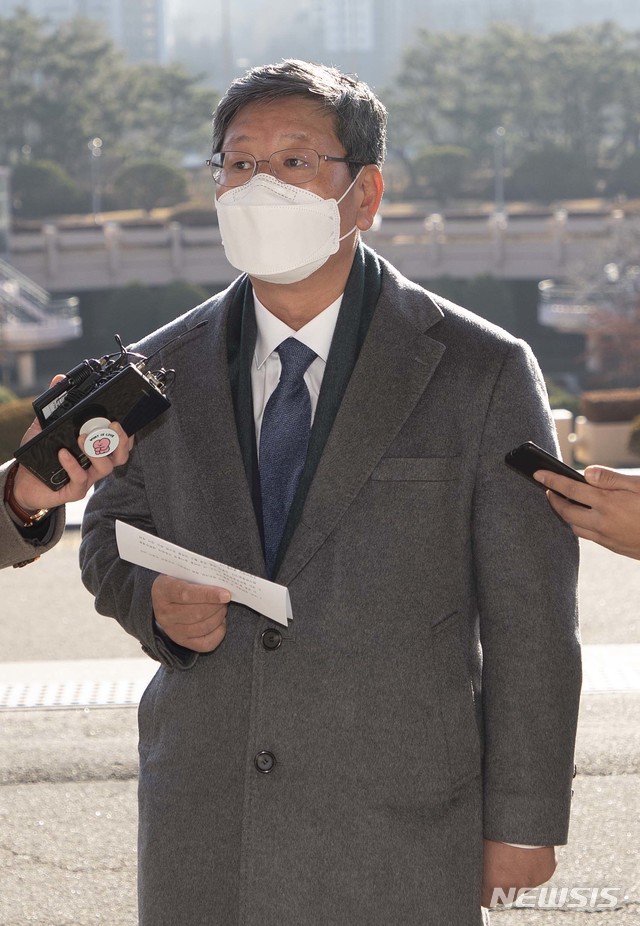 [과천=뉴시스]박미소 기자 = 이용구 신임 법무부 차관이 3일 오전 경기도 과천시 정부과천청사 법무부로 출근하고 있다. 2020.12.03. (공동취재사진) photo@newsis.com