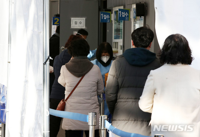 [서울=뉴시스] 박주성 기자 = 지난 3일 오전 서울 영등포구 영등포보건소 선별진료소에 검사를 받으려는 시민들이 대기하고 있다. 2020.12.03. park7691@newsis.com