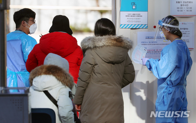 [서울=뉴시스] 고승민 기자 = 지난 3일 서울의료원 선별진료소에서 의료진이 분주하다. 2020.12.03. kkssmm99@newsis.com