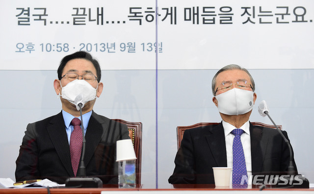 [서울=뉴시스] 김진아 기자 = 김종인 국민의힘 비상대책위원장과 주호영 원내대표가 3일 서울 여의도 국회에서 열린 비상대책위원회의에서 생각에 잠겨 있다 (공동취재사진) 2020.12.03. photo@newsis.com