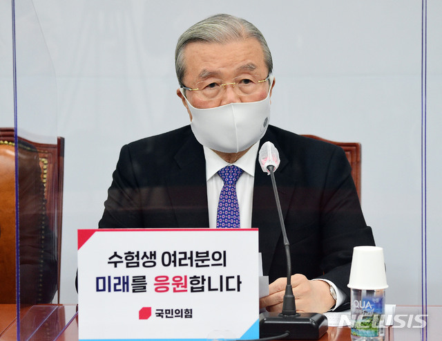 [서울=뉴시스] 김진아 기자 = 김종인 국민의힘 비상대책위원장이 3일 서울 여의도 국회에서 열린 비상대책위원회의에서 발언을 하고 있다. (공동취재사진) 2020.12.03. photo@newsis.com
