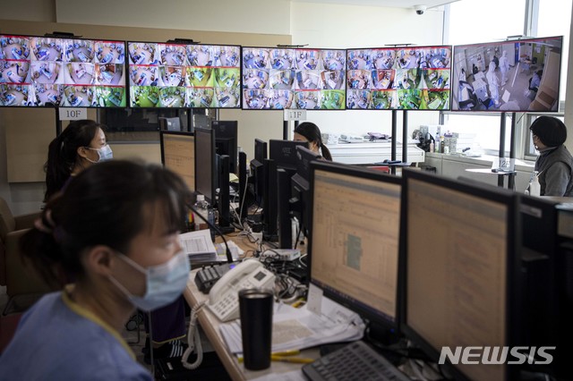 [서울=뉴시스]사진공동취재단 = 2021학년도 대학수학능력시험이 치러지는 3일 오전 서울 중랑구 서울의료원 격리병동에 마련된 ‘코로나19 확진 수험생’을 위한 임시 고사장에서 수험생이 시험을 치르는 모습이(오른쪽 큰화면) 종합상황실 폐쇄회로 속 화면으로 보여지고있다. 이날 서울의료원에서 시험을 치른 수험생은 5명이다. 2020.12.03. photo@newsis.com