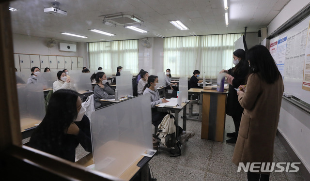 [서울=뉴시스]사진공동취재단 =2021학년도 대학수학능력시험이 치러진 3일 오전 서울 서초구 반포고등학교에 마련된 시험장에서 수험생들이 시험준비를 하고 있다. 2020.12.03. photo@newsis.com