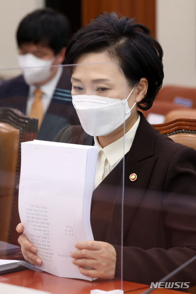 [서울=뉴시스] 최동준 기자 = 김현미 국토교통부 장관이 3일 오전 서울 여의도 국회에서 열린 국토교통위원회 전체회의에 시작에 앞서 자료를 정리하고 있다. (공동취재사진) 2020.12.03. photo@newsis.com 